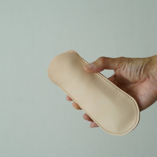 唯一無二の艶へ – 育てる本革の眼鏡ケース